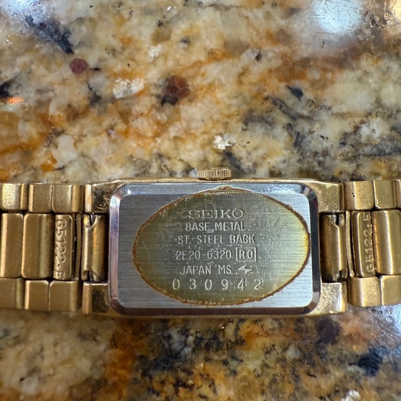 Seiko Vintage Ladies Watch Gold-Tone Rectangular Face - New Battery installed - Picture 3 of 3